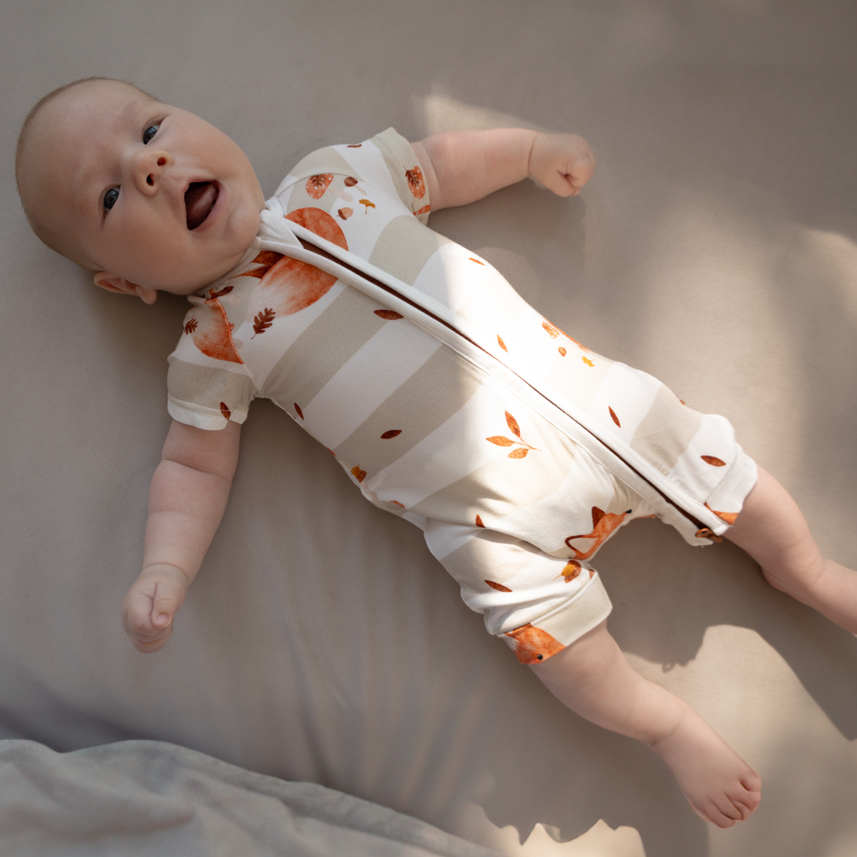 Pijamale scurte din bambus cu fermoar reversibil, ZIPSTER - Shortie Fox Cub, Alb cu model Vulpe, pentru fetite si baietei