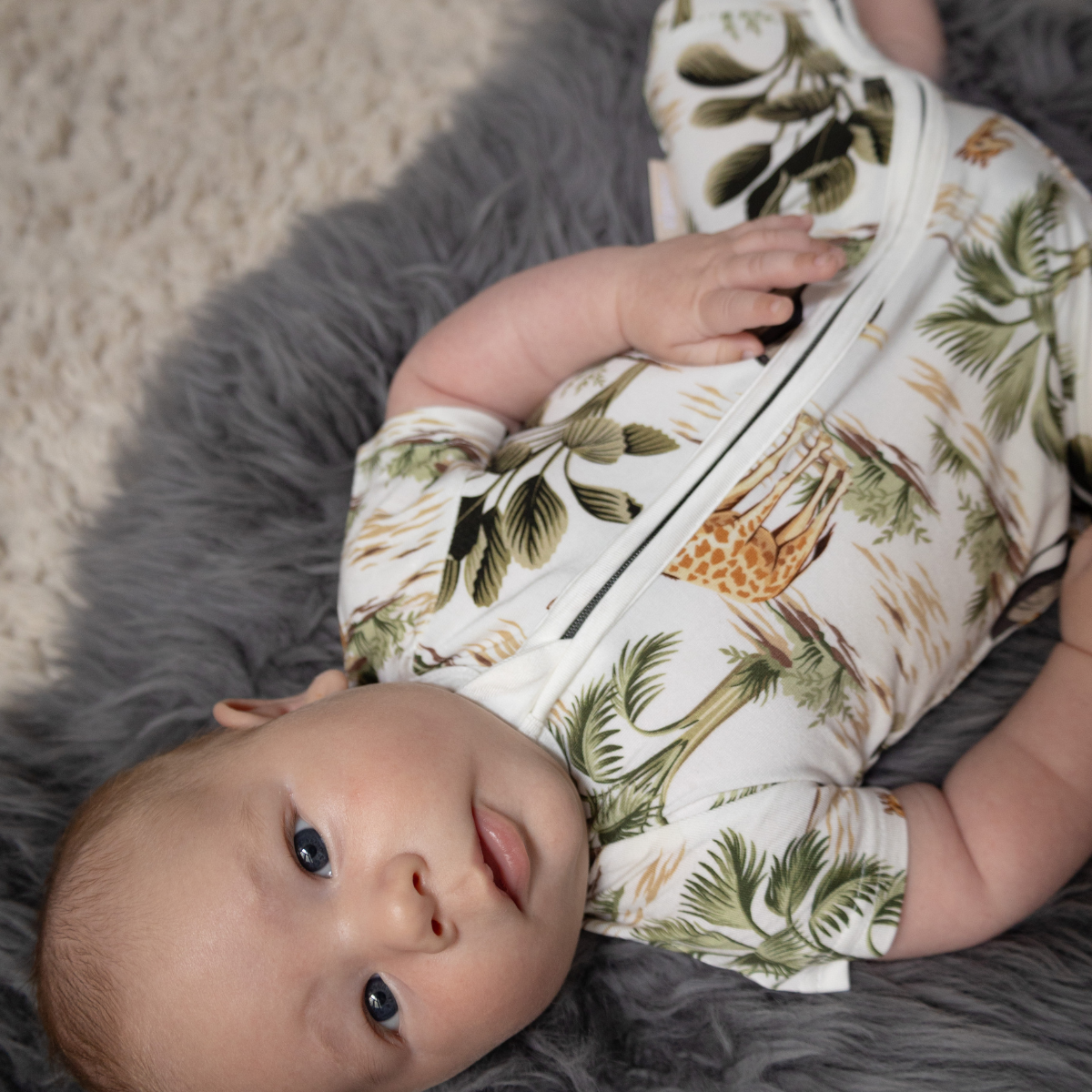 Pijamale scurte din bambus cu fermoar reversibil, ZIPSTER- Shortie Jungle,  Alb cu Verde, pentru fetite si baietei